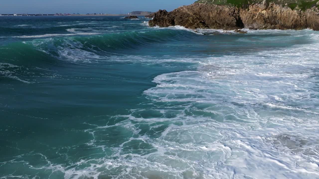 巨大的海浪在海滩上翻滚和破碎视频素材