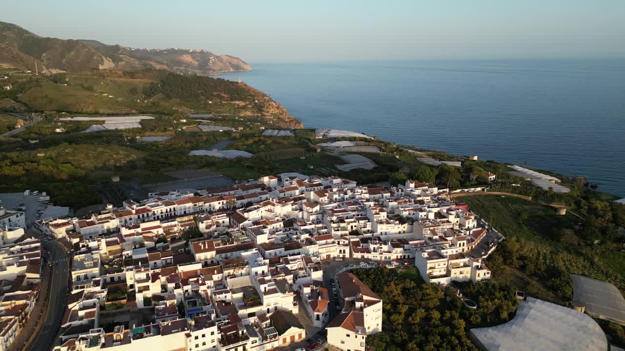 海岸，地中海，山脉，西班牙彩色村庄鸟瞰图。视频素材