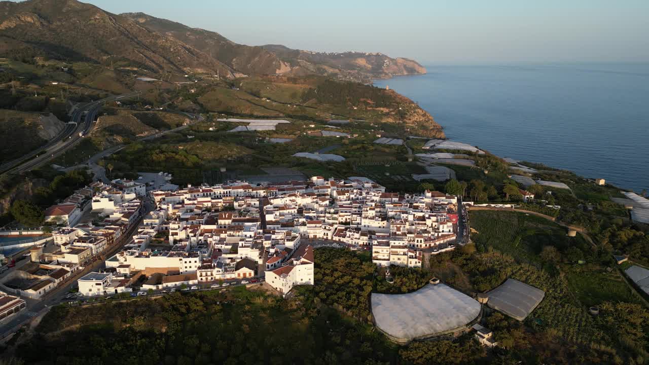 鸟瞰图沿海村庄，山，地中海，西班牙。视频素材