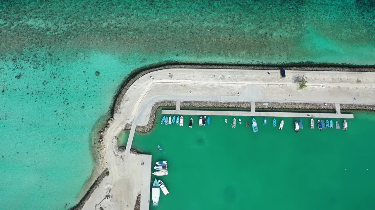 鸟瞰马尔代夫蓝绿色海洋的豪华岛屿度假胜地。视频素材