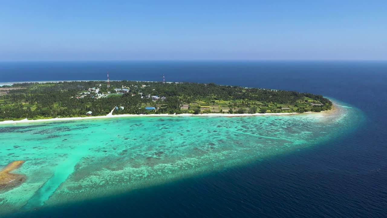 鸟瞰马尔代夫绿松石泻湖和珊瑚礁。视频素材