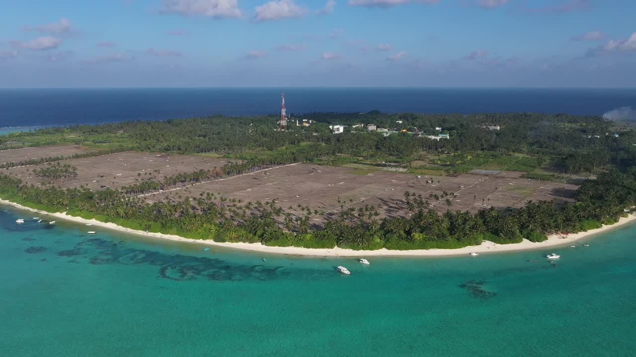 马尔代夫当地岛屿的海滩、海洋、田野和船只鸟瞰图。视频素材