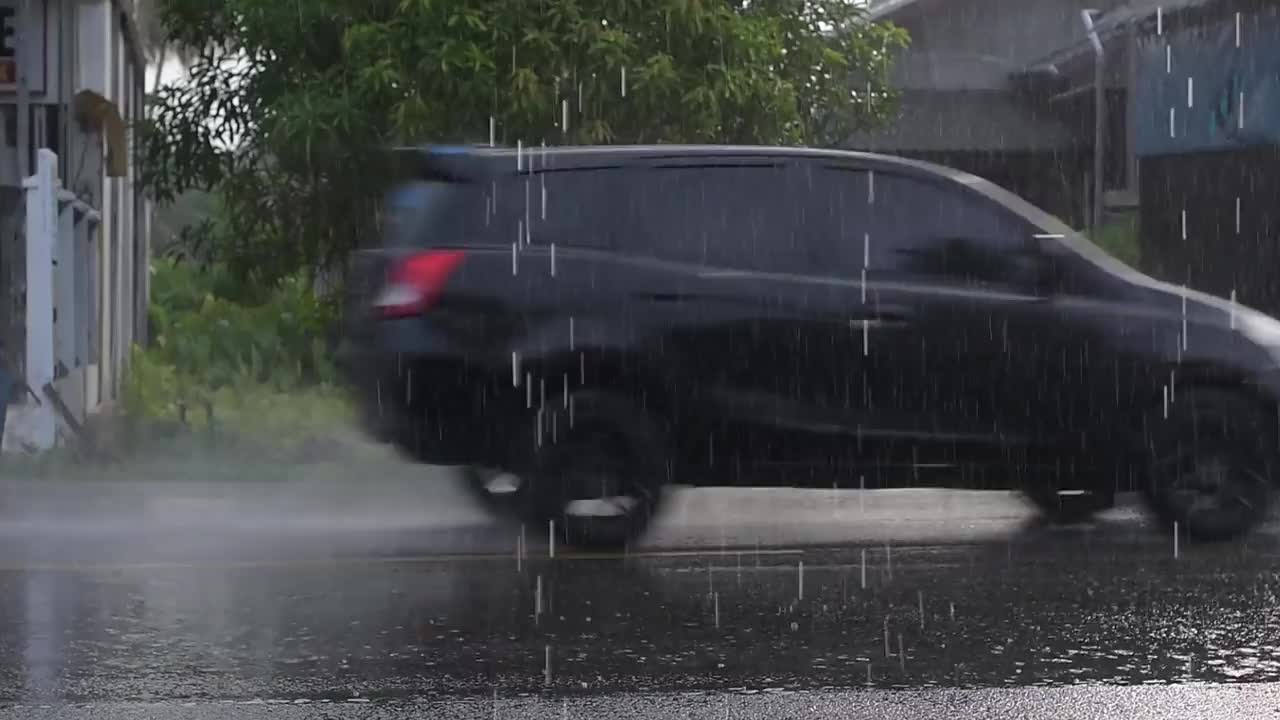 雨夜村庄的沥青路面状况:各种车辆冒着倾盆大雨视频下载