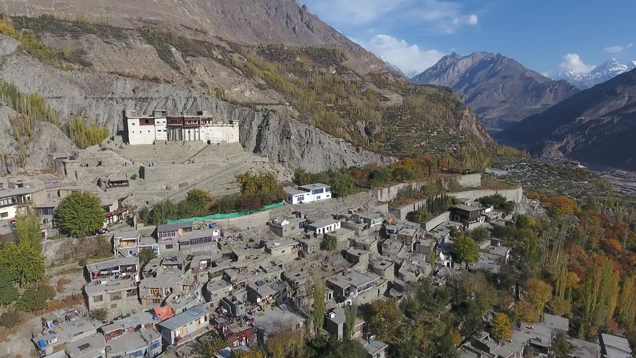 鸟瞰图罕萨山谷与堡垒和村庄，巴基斯坦。视频素材