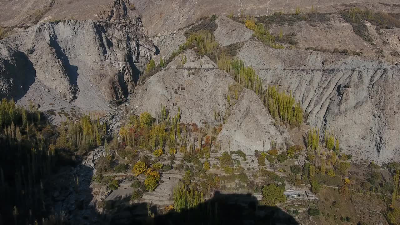 鸟瞰图罕萨山谷与历史堡垒和山脉，巴基斯坦。视频素材