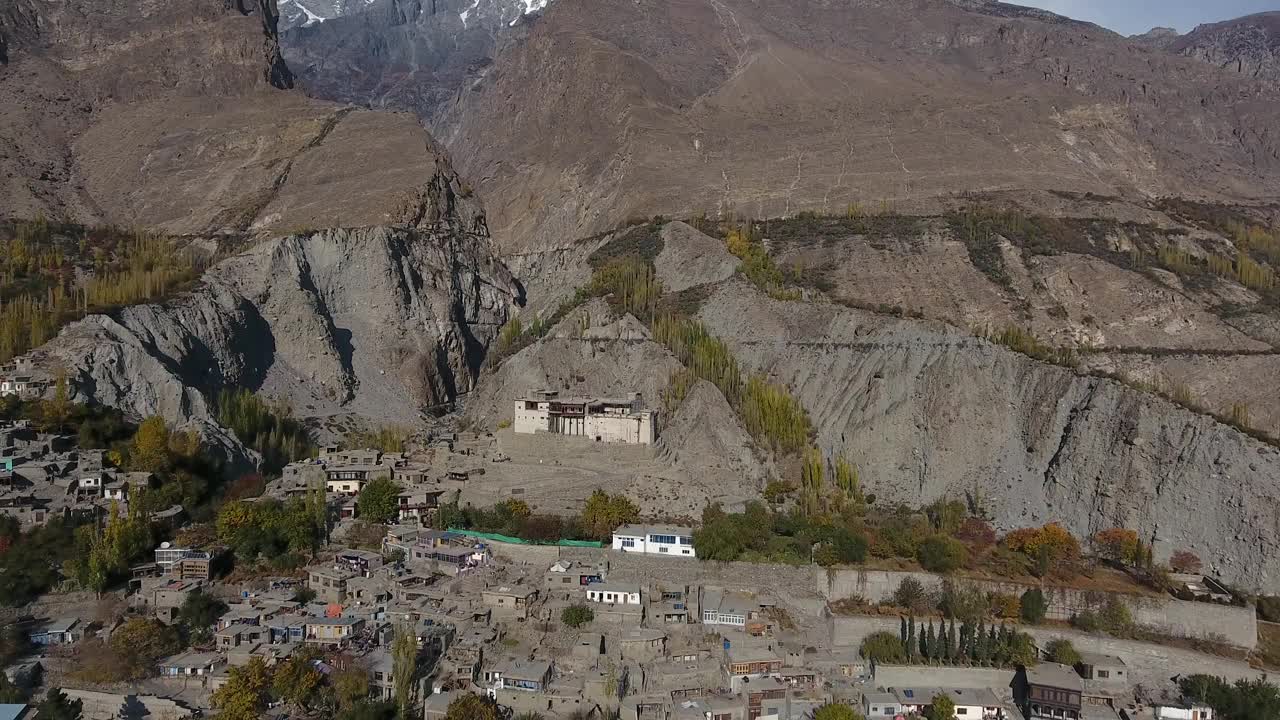 巴基斯坦秋天喜马拉雅山脉和村庄的鸟瞰图。视频素材