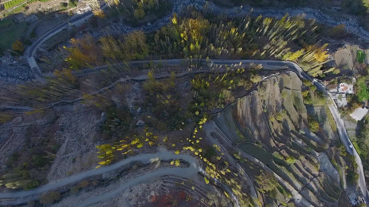 鸟瞰巴基斯坦蜿蜒的道路和秋天的树叶。视频素材