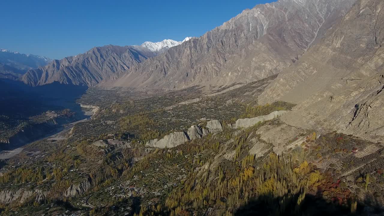 巴基斯坦罕萨山谷山脉和景观的鸟瞰图。视频素材