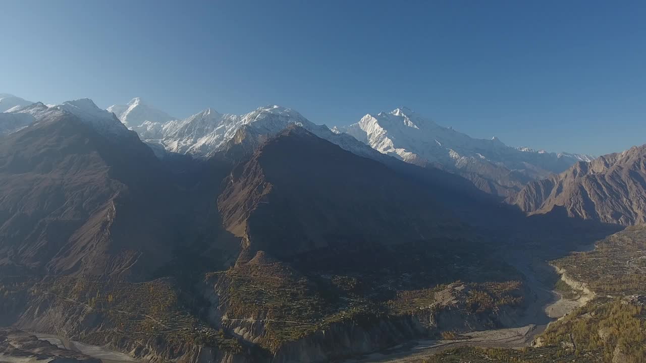 巴基斯坦罕萨山谷，冬季喜马拉雅山脉的鸟瞰图。视频素材