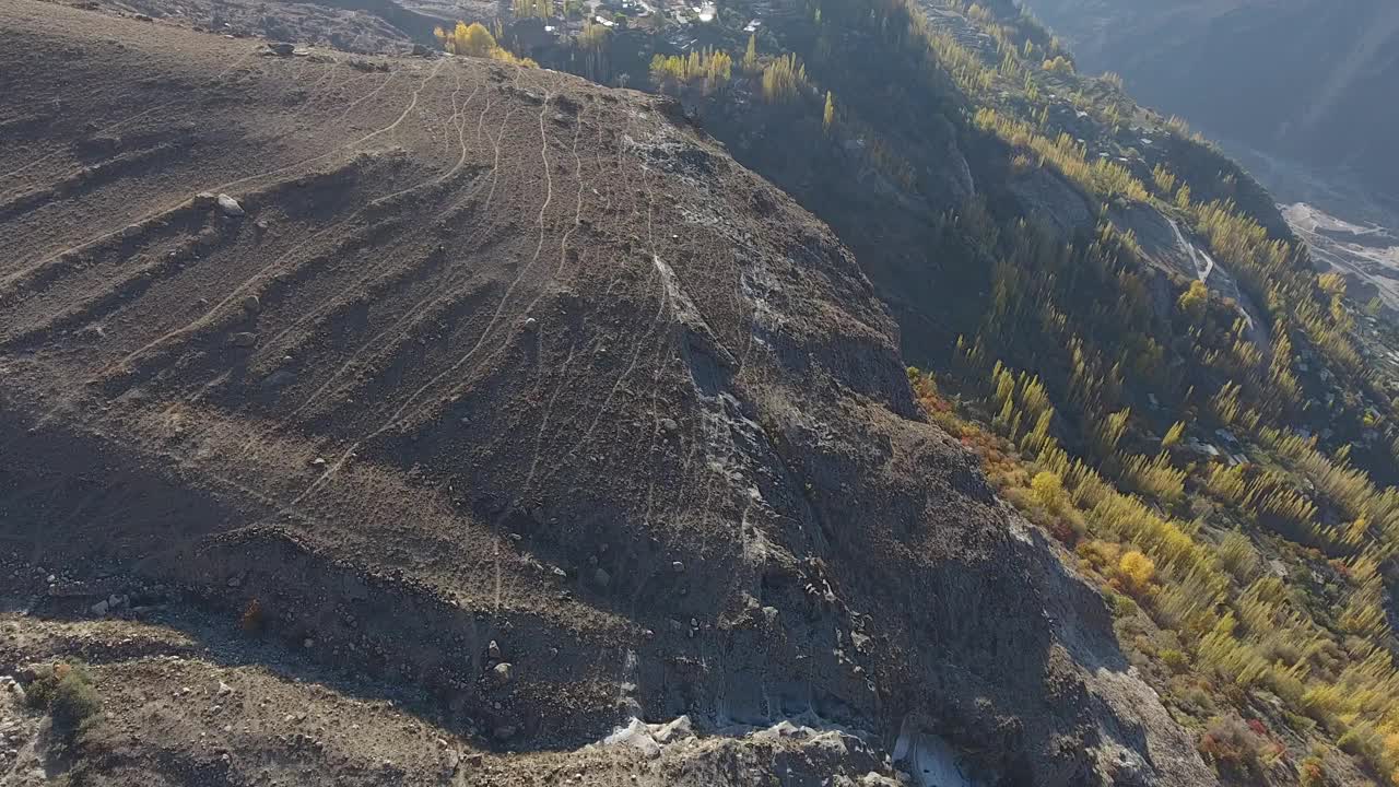 鸟瞰图的山谷，森林，山在罕萨山谷，巴基斯坦。视频素材