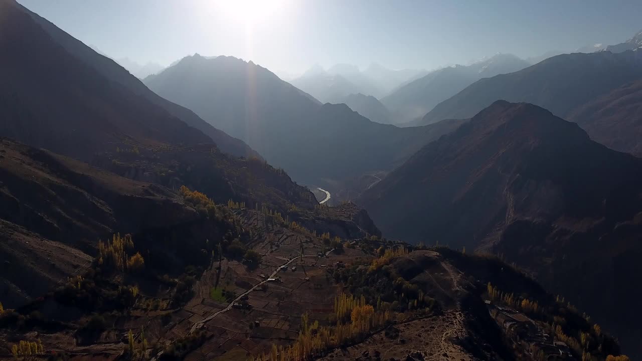 鸟瞰图罕萨山谷与山脉，河流，道路，巴基斯坦。视频素材