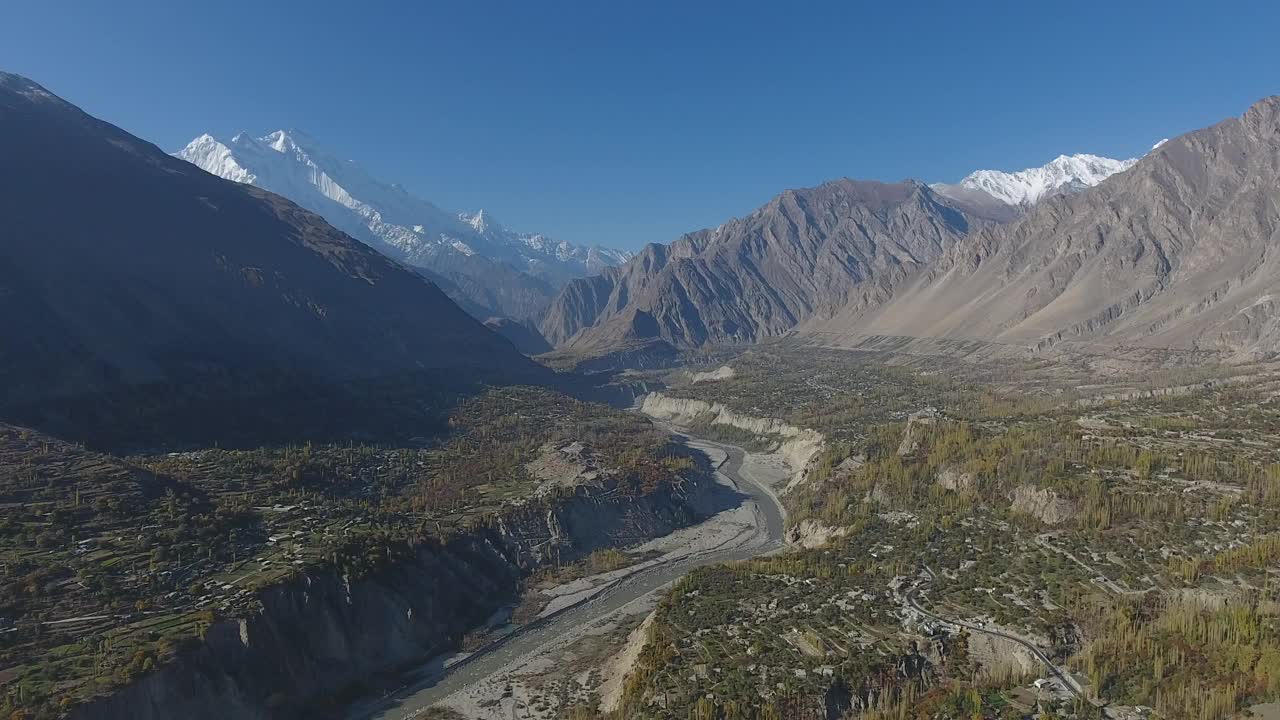 巴基斯坦罕萨山谷喜马拉雅山脉和河流的鸟瞰图。视频素材