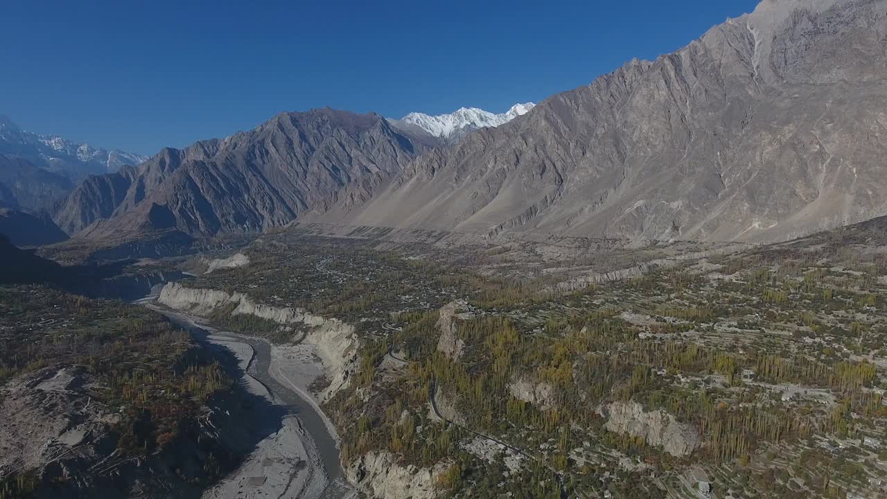 巴基斯坦罕萨山谷白雪皑皑的山脉和山谷鸟瞰图。视频素材