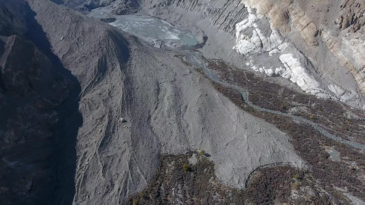 巴基斯坦冰川覆盖的山脉和山谷鸟瞰图。视频素材