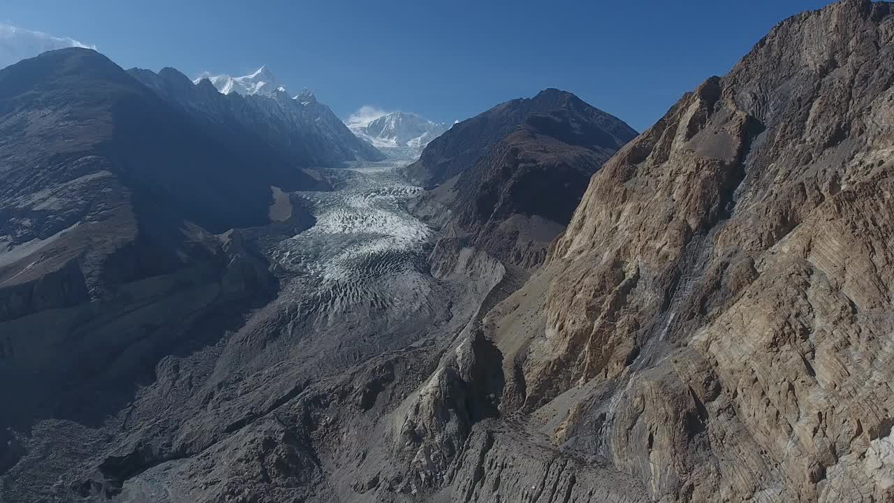 巴基斯坦罕萨山谷喜马拉雅山脉和冰川鸟瞰图。视频素材