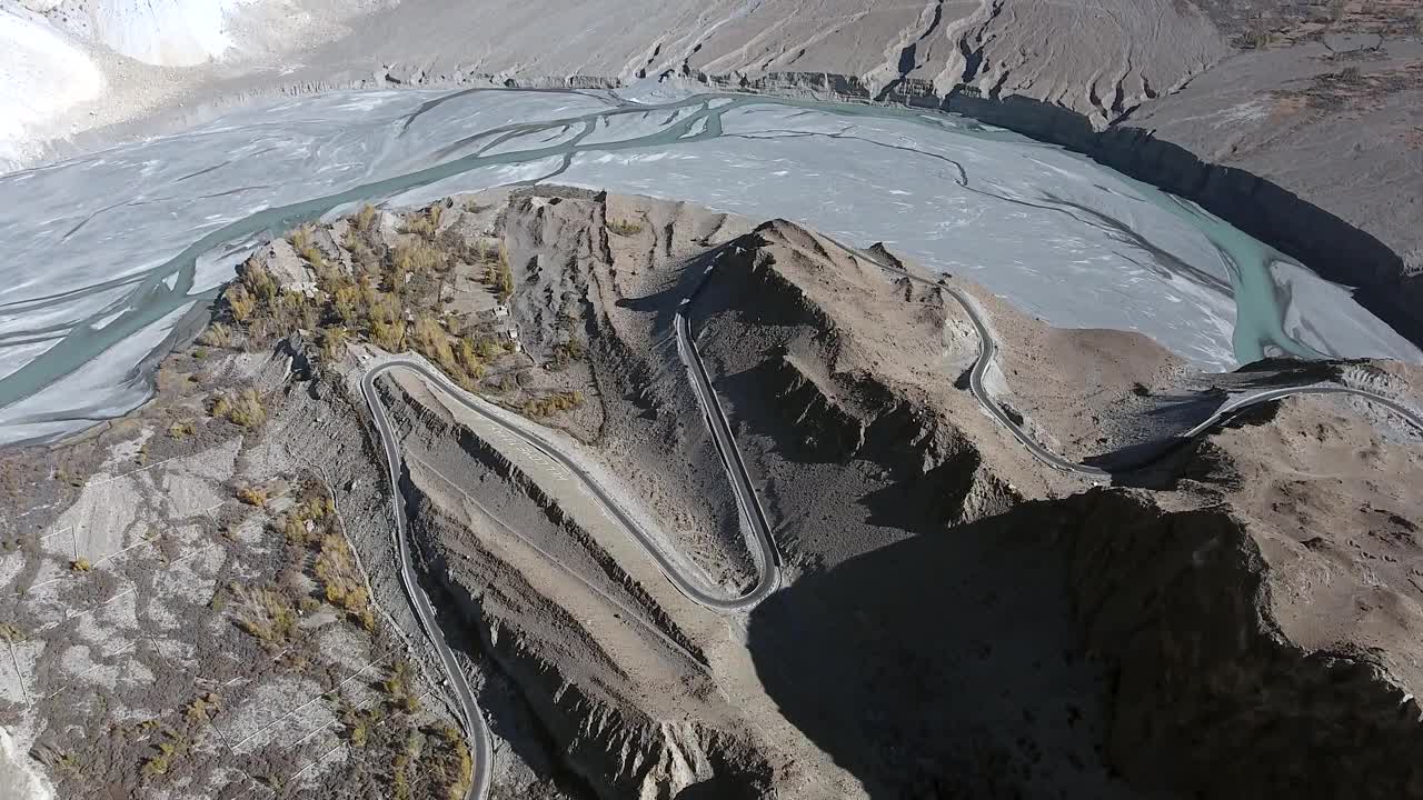 巴基斯坦罕萨山谷的冰川和山谷鸟瞰图。视频素材