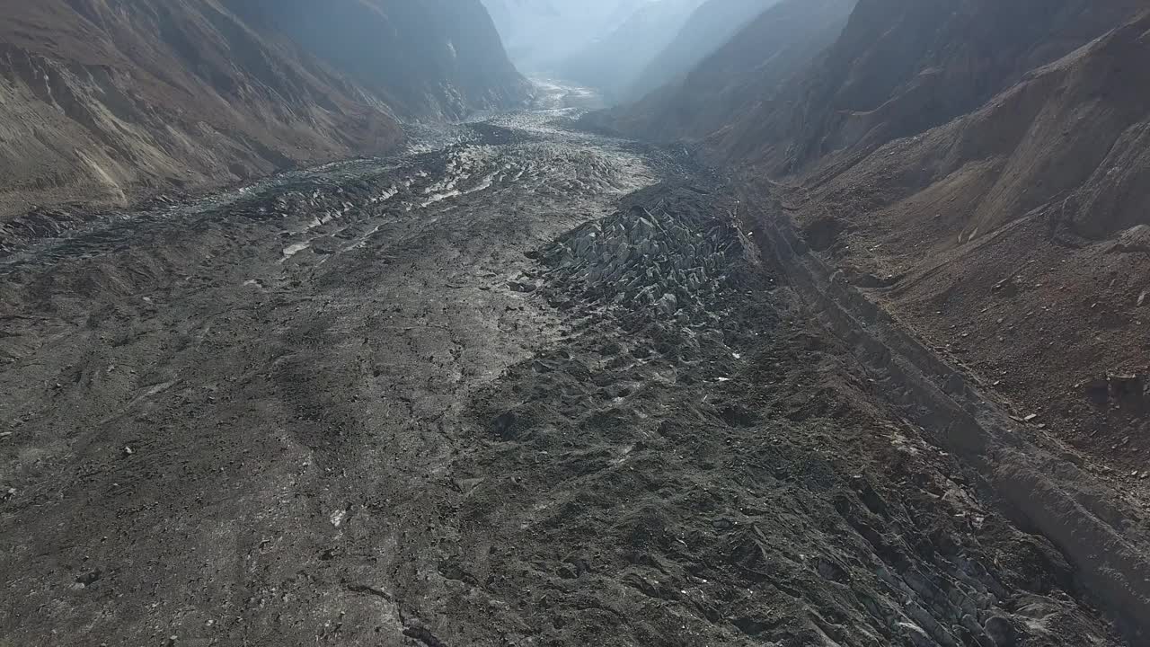 巴基斯坦崎岖地形上的冰川和岩层鸟瞰图。视频素材