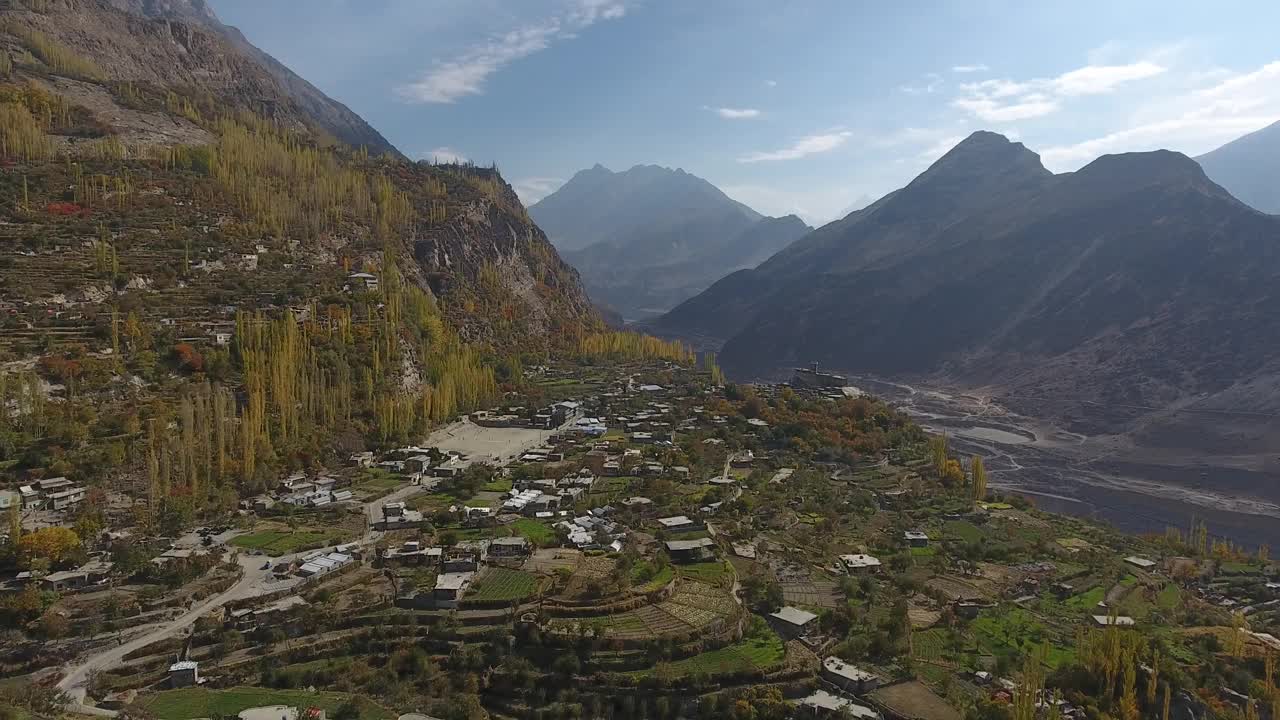 巴基斯坦秋天喜马拉雅山脉和村庄的鸟瞰图。视频素材