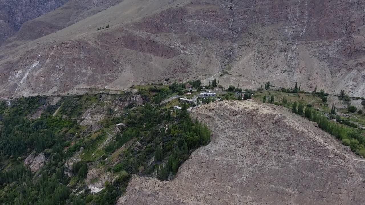 鸟瞰图罕萨山谷与村庄房屋和山，巴基斯坦。视频素材