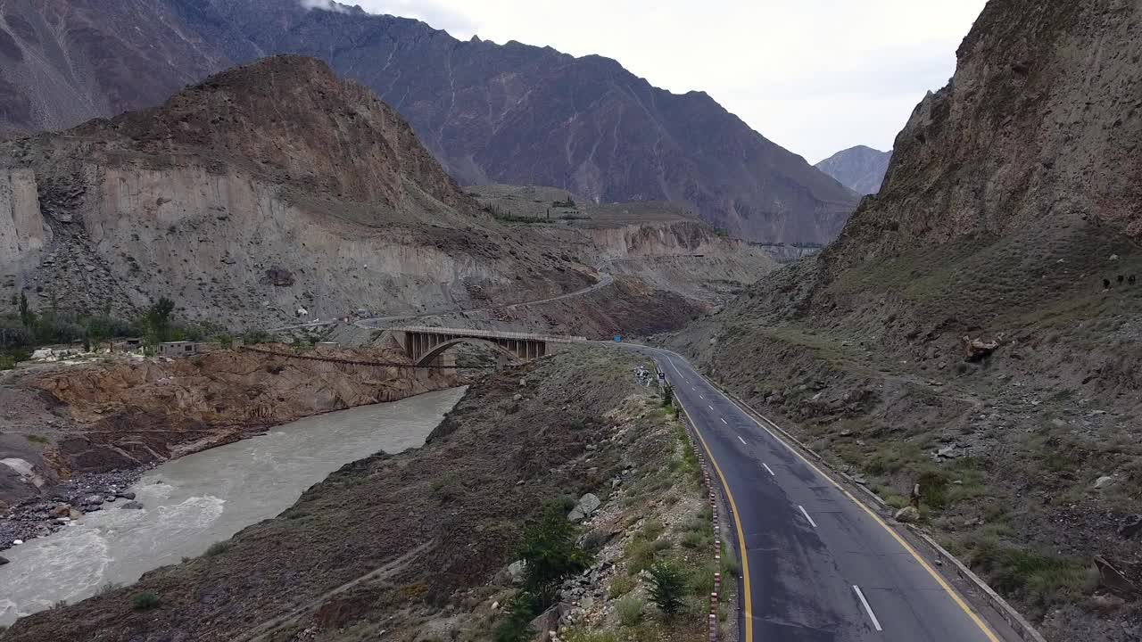 巴基斯坦罕萨山谷道路和河流的鸟瞰图。视频素材