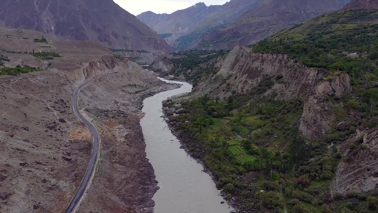 巴基斯坦罕萨山谷的鸟瞰图，有河流、道路、山脉。视频素材