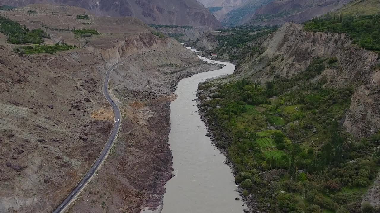 鸟瞰蜿蜒的道路，河流，山脉，巴基斯坦。视频素材