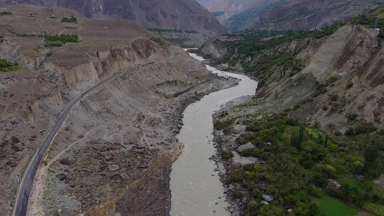 鸟瞰图罕萨山谷与蜿蜒的道路和河流，巴基斯坦。视频素材