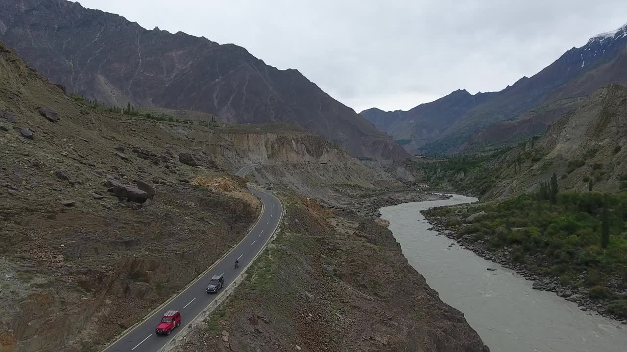 巴基斯坦罕萨山谷的鸟瞰图，有公路、河流和山脉。视频素材