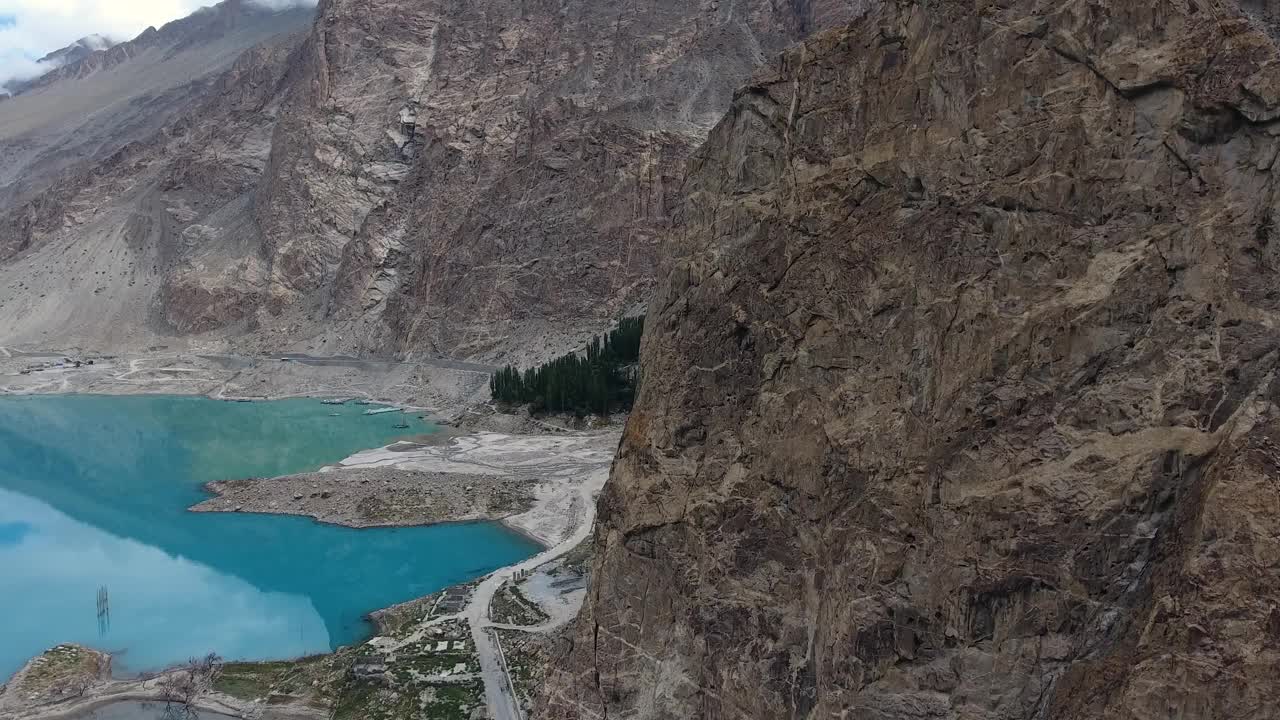 阿塔巴德湖鸟瞰图，山脉，森林，巴基斯坦。视频素材