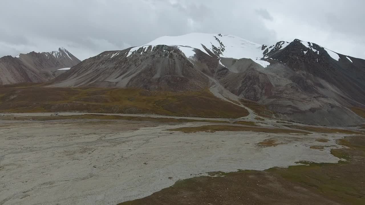 巴基斯坦的山脉和白雪覆盖的山谷鸟瞰图。视频素材