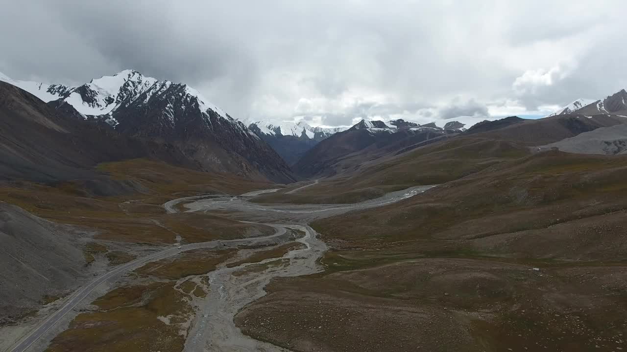 巴基斯坦喜马拉雅山脉和喀喇昆仑山脉的鸟瞰图。视频素材