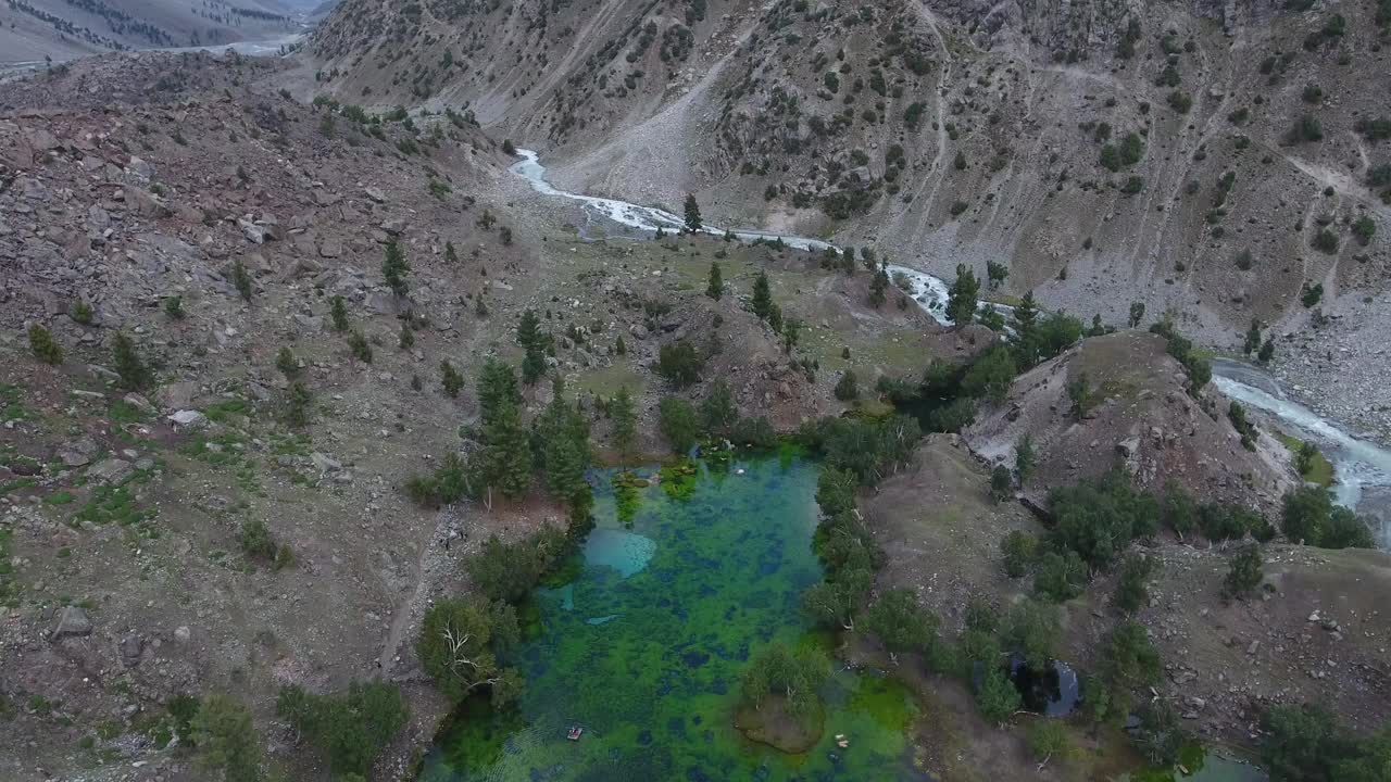 鸟瞰宁静的湖泊，森林，丘陵在纳塔尔山谷，巴基斯坦。视频素材