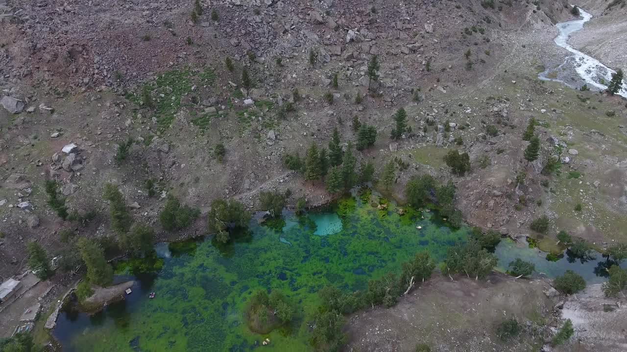 鸟瞰图纳塔尔山谷与湖泊和山脉，巴基斯坦。视频素材