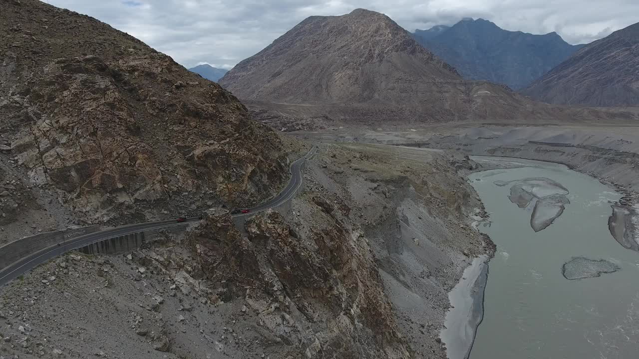 鸟瞰喀喇昆仑公路蜿蜒穿过山脉，巴基斯坦。视频素材