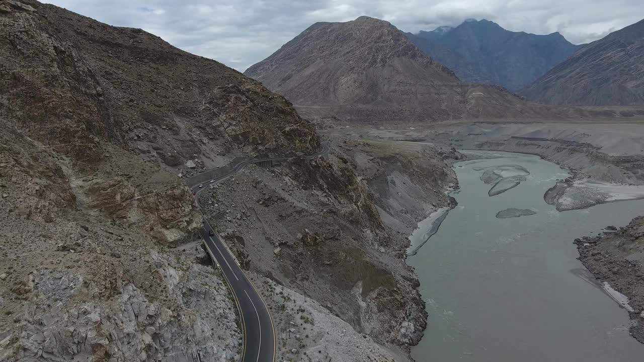 鸟瞰喀喇昆仑公路穿过山脉，巴基斯坦。视频素材