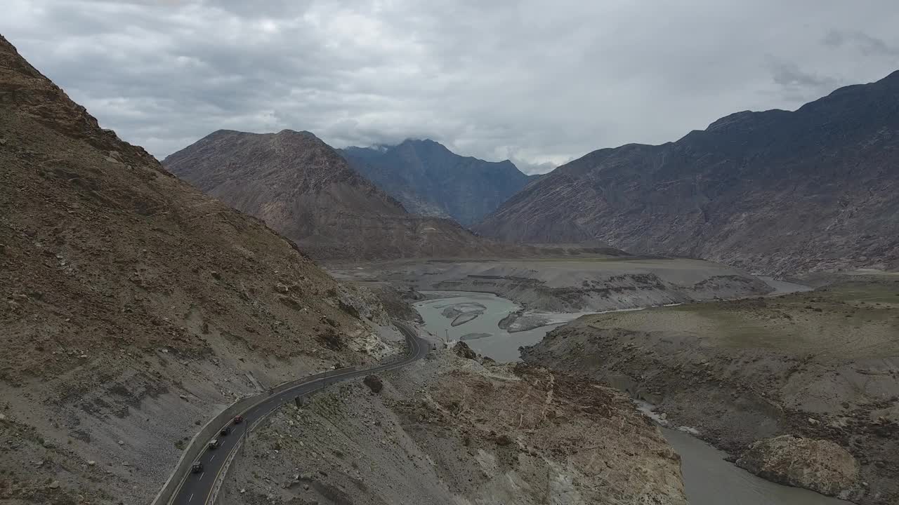 鸟瞰巴基斯坦喀喇昆仑公路上蜿蜒的道路和山脉。视频素材