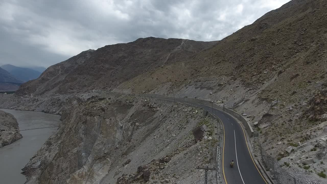 鸟瞰喀喇昆仑公路蜿蜒穿过山脉，巴基斯坦。视频素材