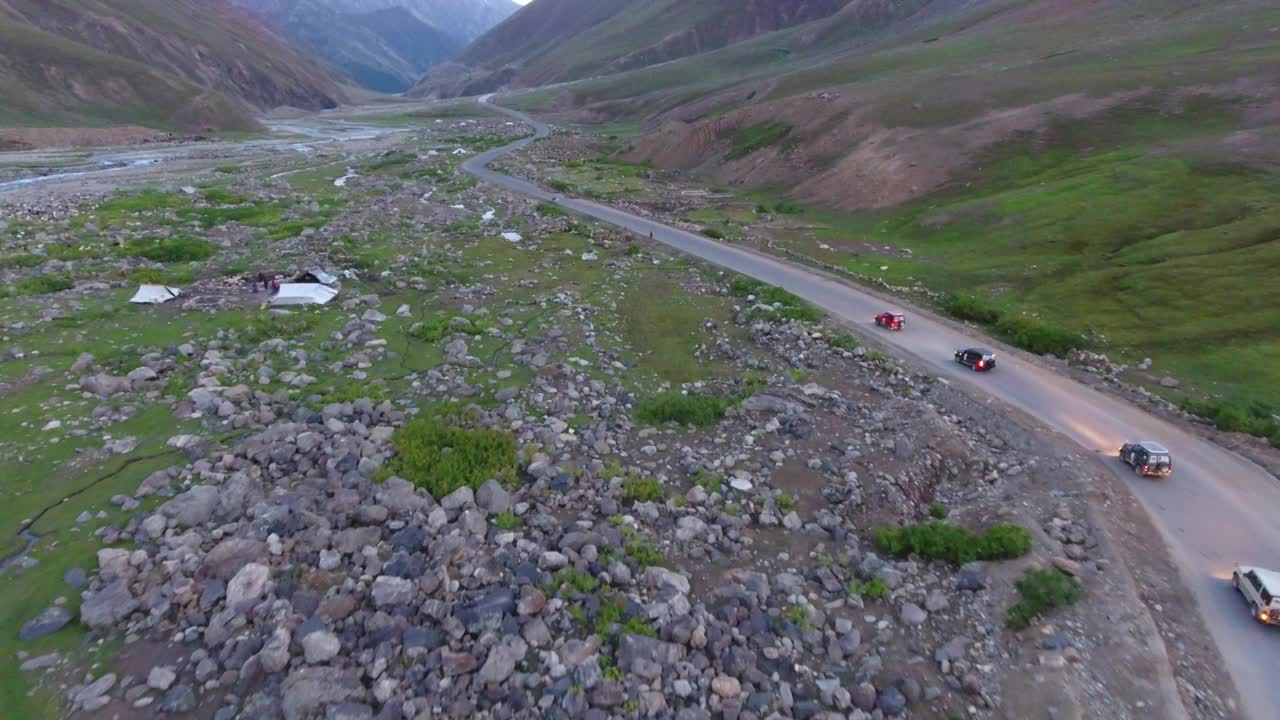 鸟瞰图，蜿蜒的道路和河流穿过岩石地形，巴基斯坦。视频素材