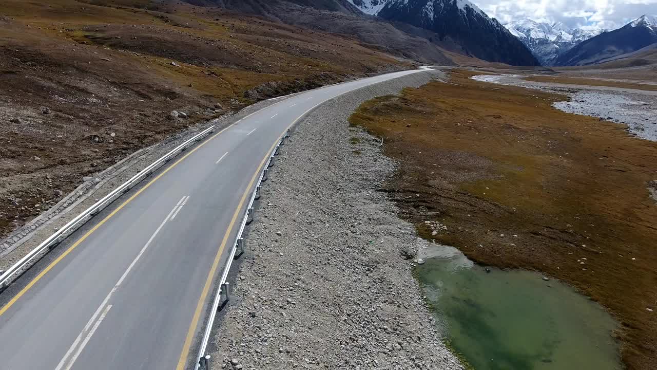 巴基斯坦红其拉甫山口公路和山脉的鸟瞰图。视频素材