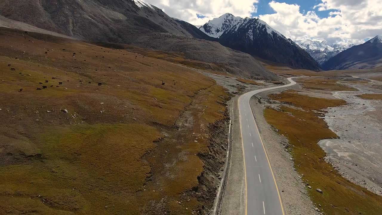 鸟瞰雪山和蜿蜒的道路，巴基斯坦。视频素材