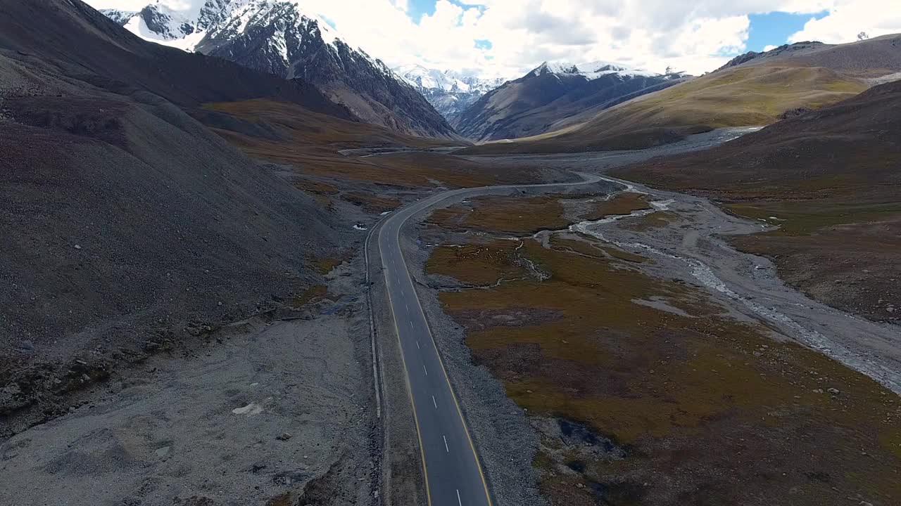 鸟瞰图，蜿蜒的道路穿过雄伟的山脉，罕萨，巴基斯坦。视频素材