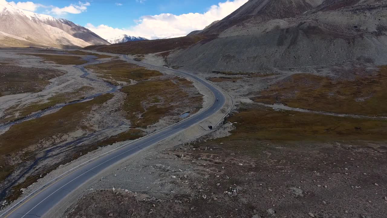 鸟瞰图，蜿蜒的道路穿过崎岖的山区景观，巴基斯坦。视频素材