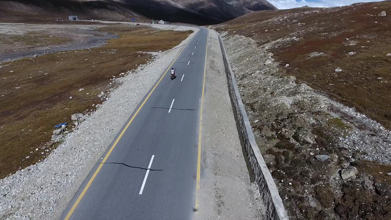 鸟瞰巴基斯坦红其拉甫山口蜿蜒的道路。视频素材