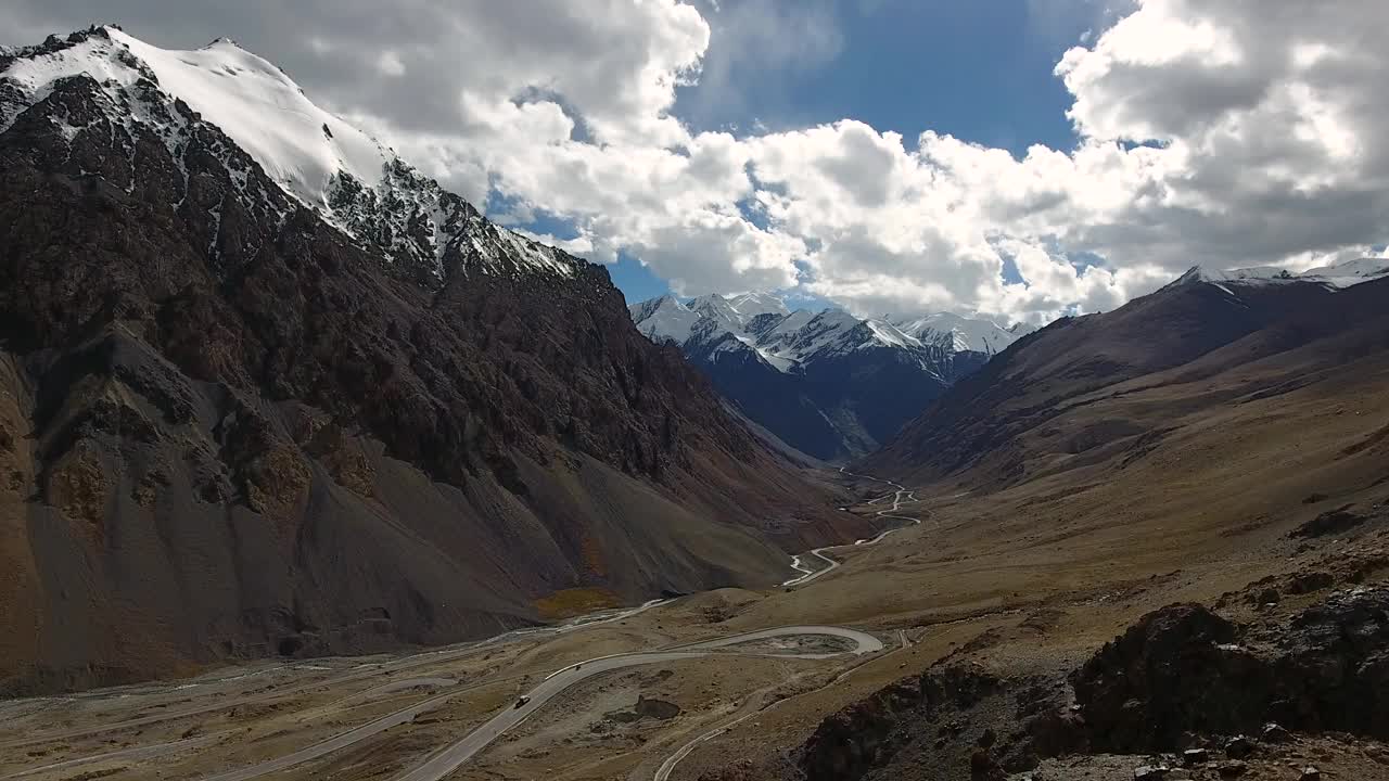 巴基斯坦吉尔吉特-巴尔蒂斯坦的红其拉甫山口和公路鸟瞰图。视频素材