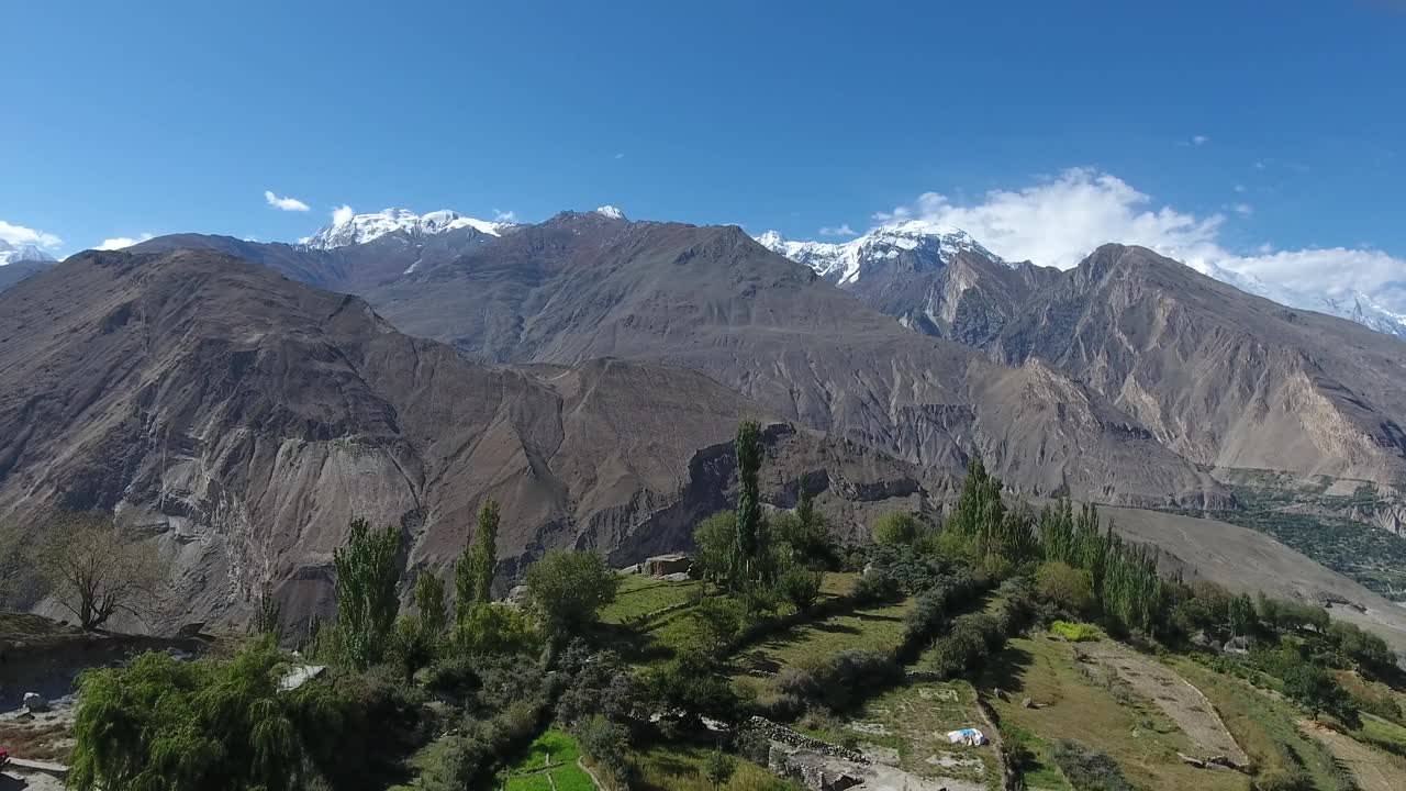 鸟瞰图:巴基斯坦，郁郁葱葱的草地上的梯田和山脉。视频素材