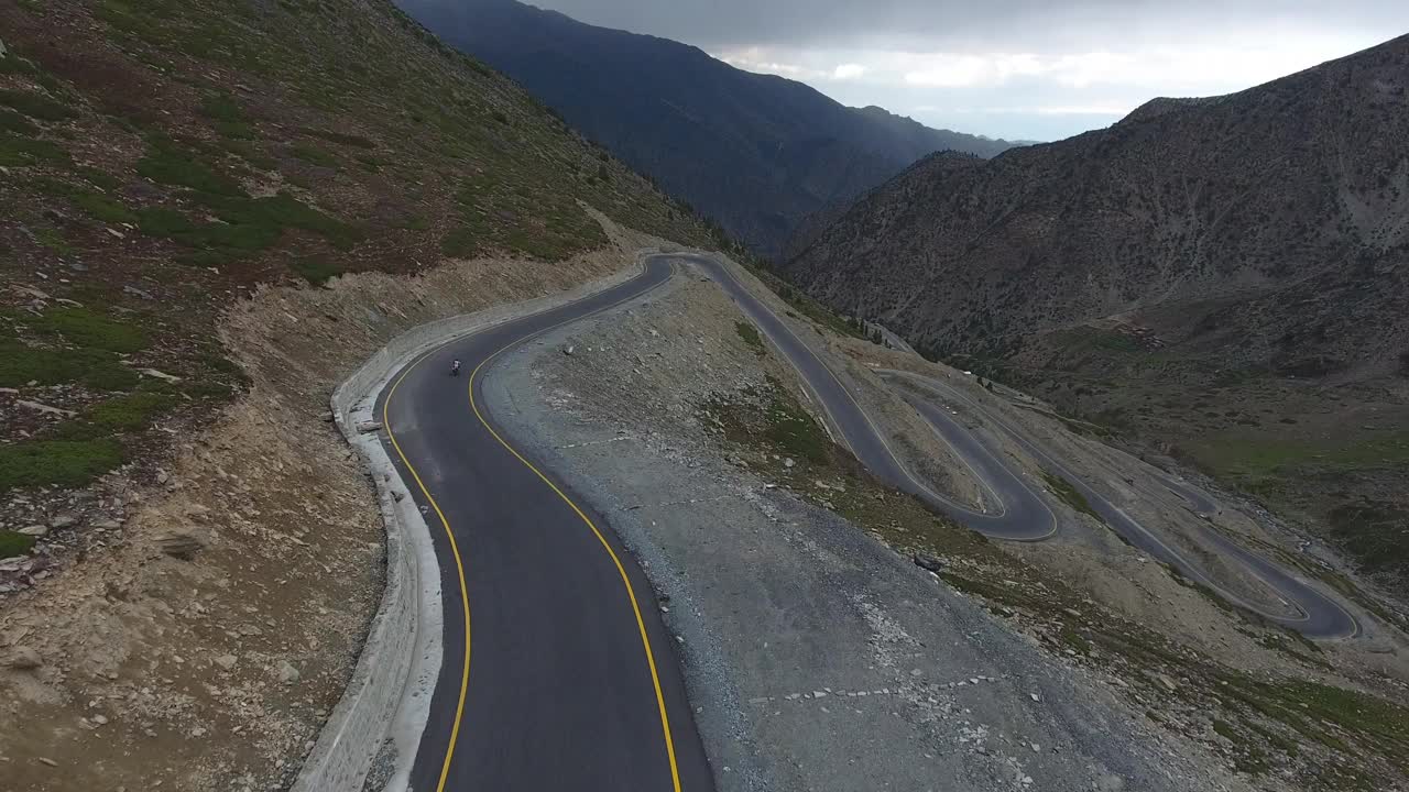 鸟瞰巴基斯坦巴布萨尔山口蜿蜒的道路。视频素材