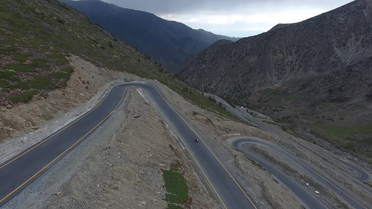 鸟瞰巴基斯坦巴布萨尔山口蜿蜒的道路。视频素材