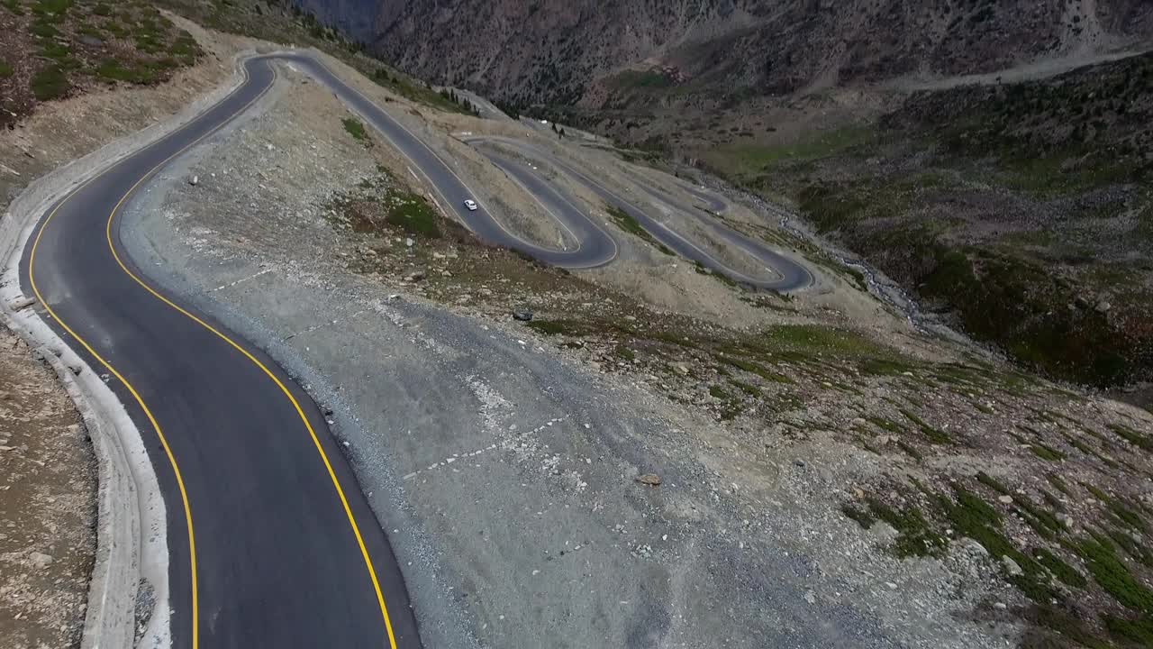 鸟瞰图，蜿蜒的道路穿过山脉，巴基斯坦。视频素材