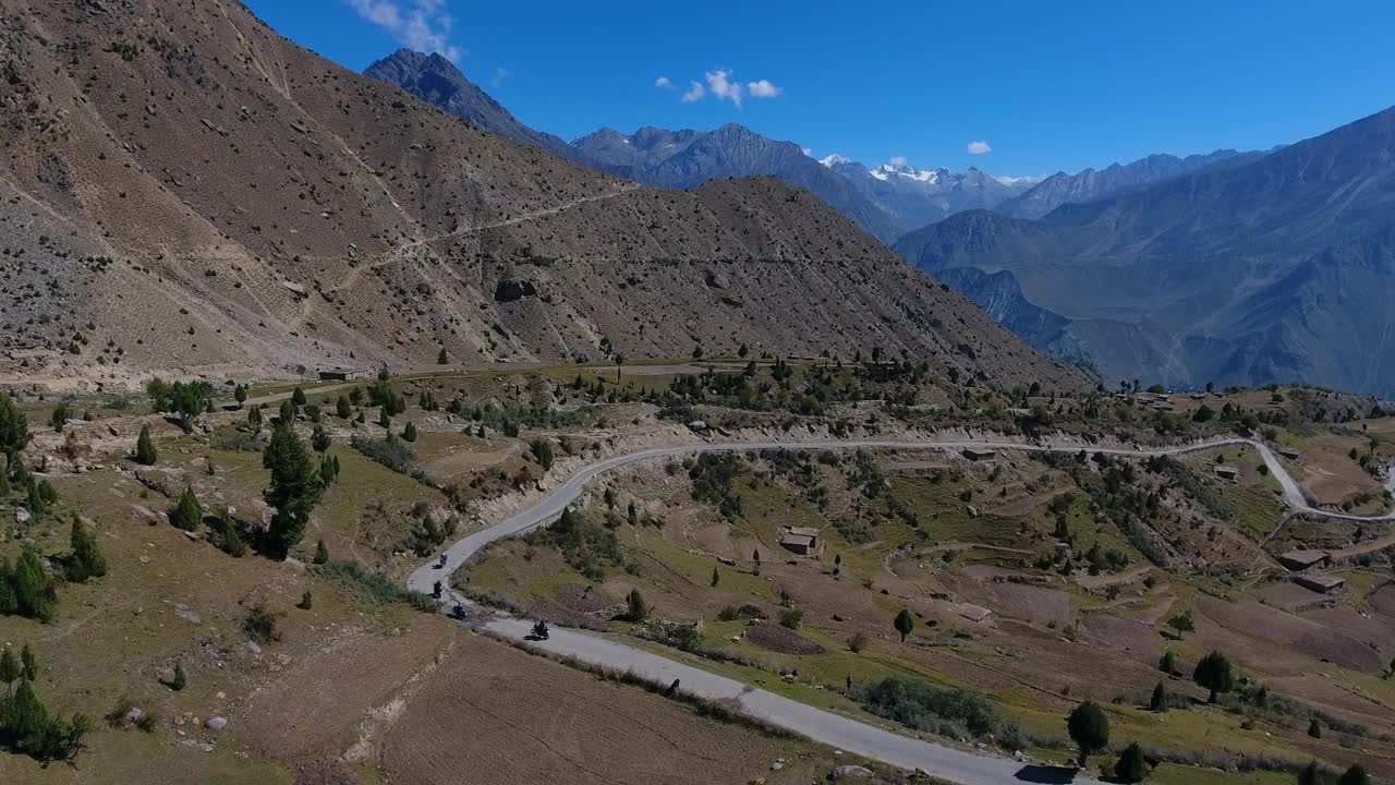 鸟瞰巴基斯坦蜿蜒的山路和山谷。视频素材