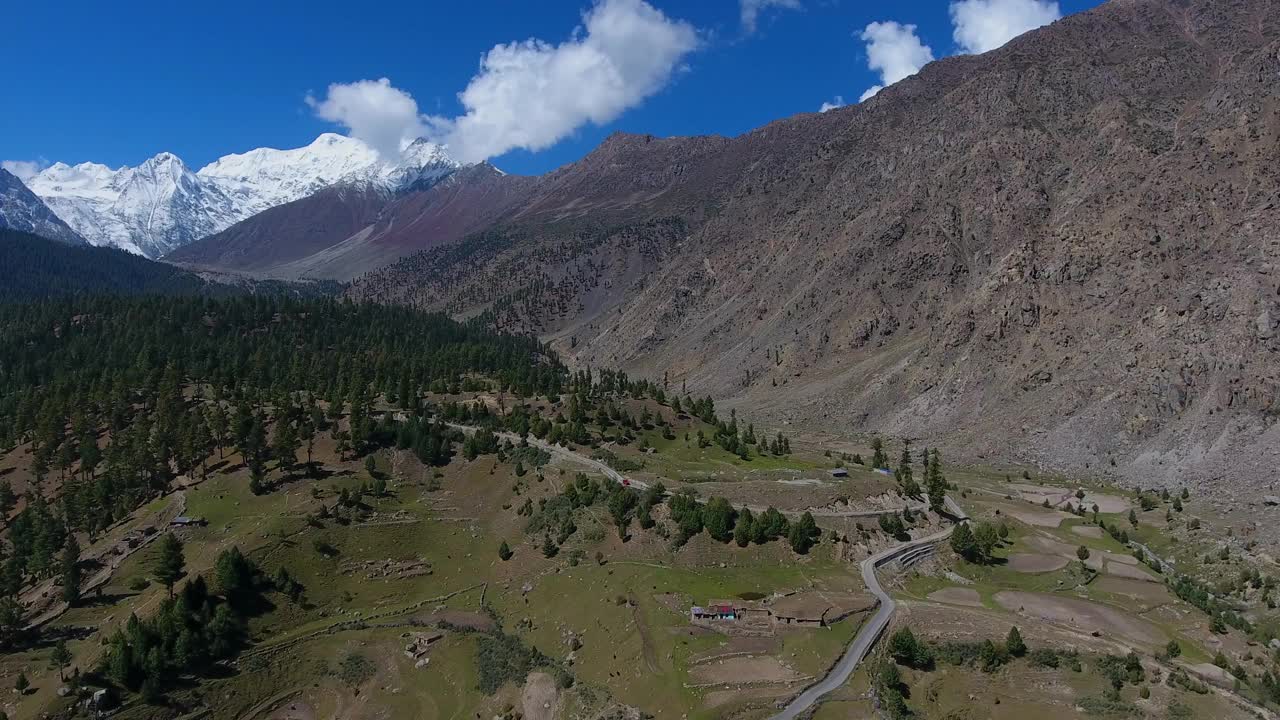 喜马拉雅山脉和山谷鸟瞰图，巴基斯坦。视频素材